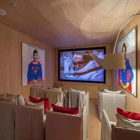펜션 Stylish Chalet With Wellness *