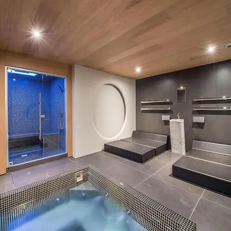 Stylish Chalet With Wellness Hébergement de vacances Courchevel